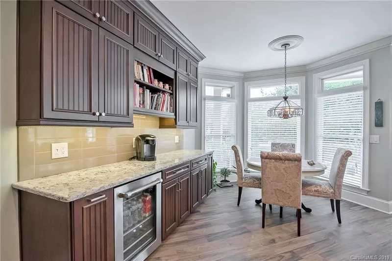 Breakfast nook and bar