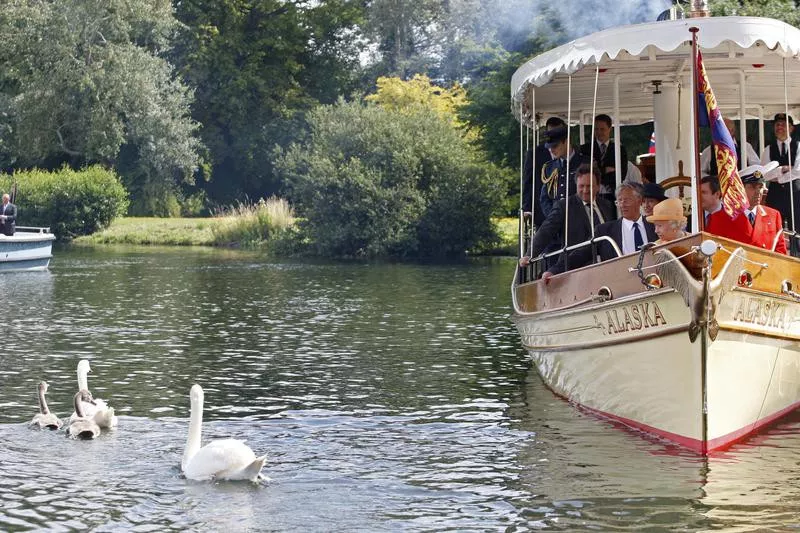 Queen Elizabeth II with Warden and Marker of the Swans