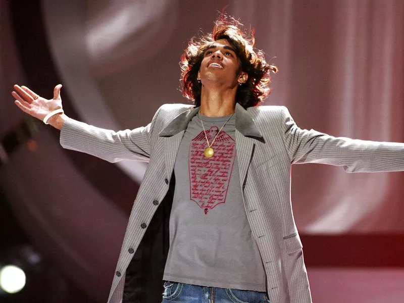 Sanjaya peforming