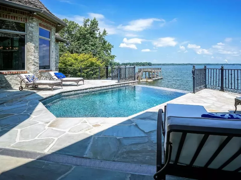 Hexagon-style infinity pool