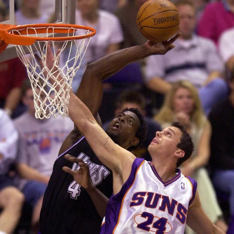 Phoenix Suns' Tom Gugliotta defends