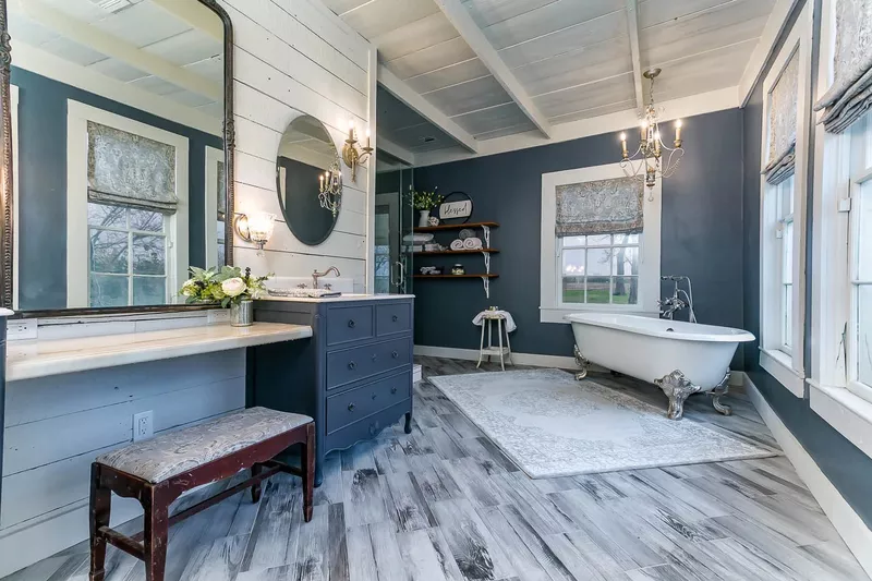 Plantation bathroom