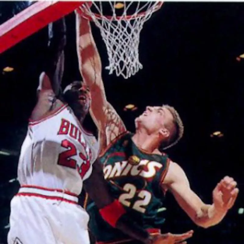 Jim McIlvane defends against Michael Jordan