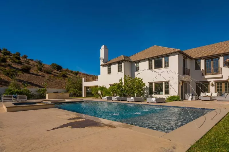 Pool with water feature