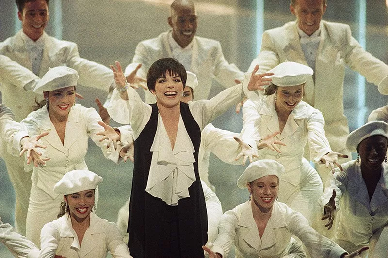 Liza Minelli performing