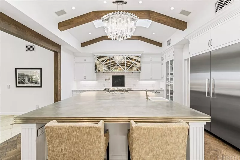 Joe Rogan's Home - Large kitchen Island