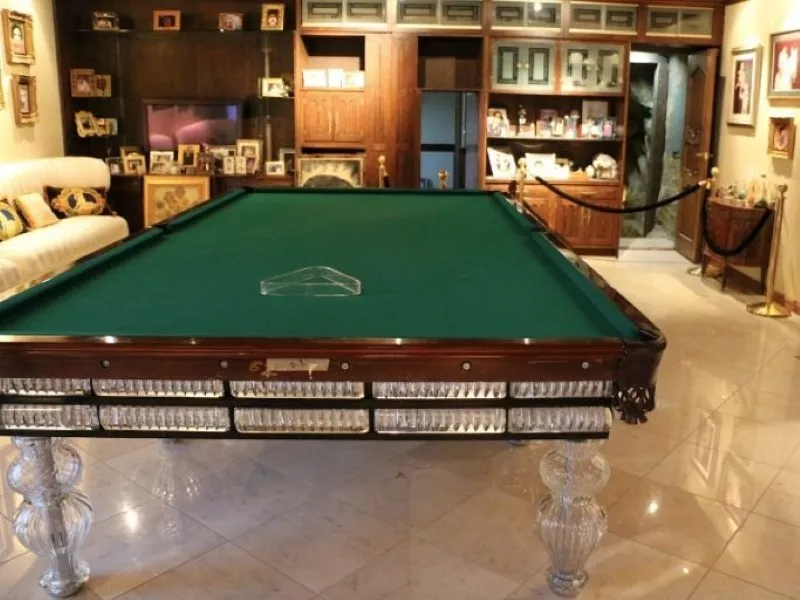 Luxury pool table