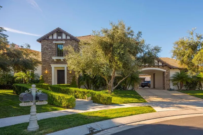 Katie Holmes' driveway