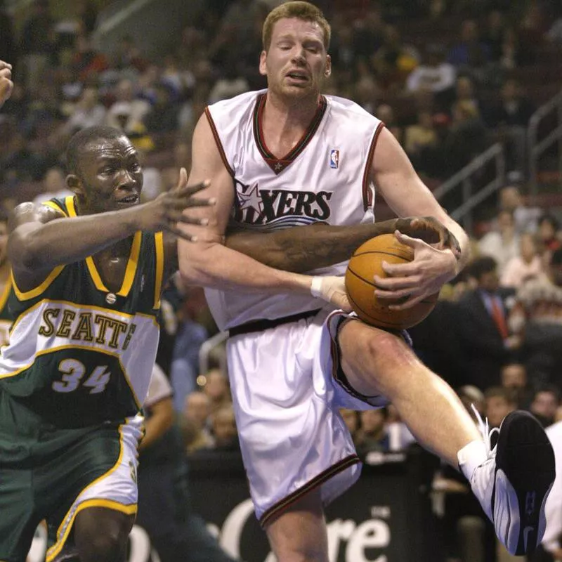 Todd MacCulloch battles with Reggie Evans