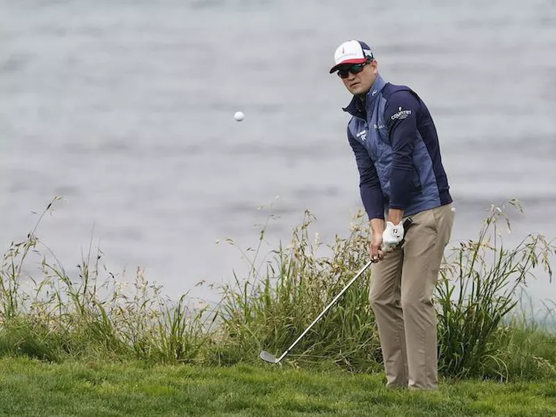 Zach Johnson hits chip shot