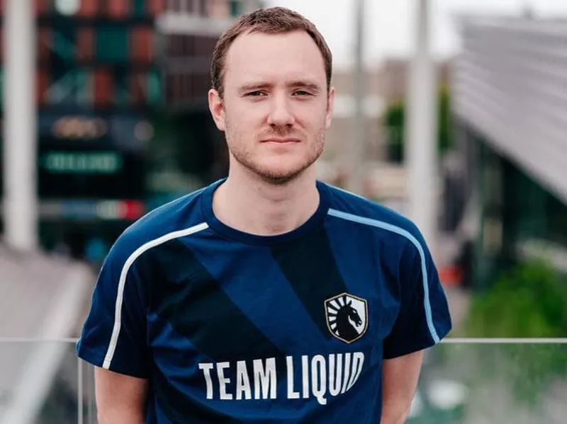 Player in Team Liquid jersey