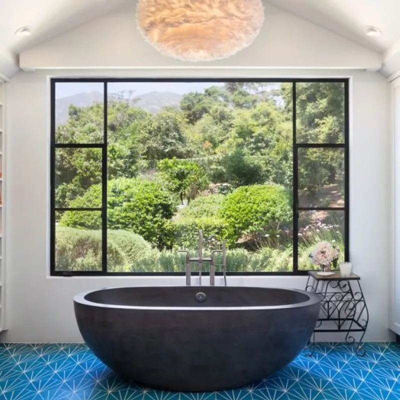 Soaking tub