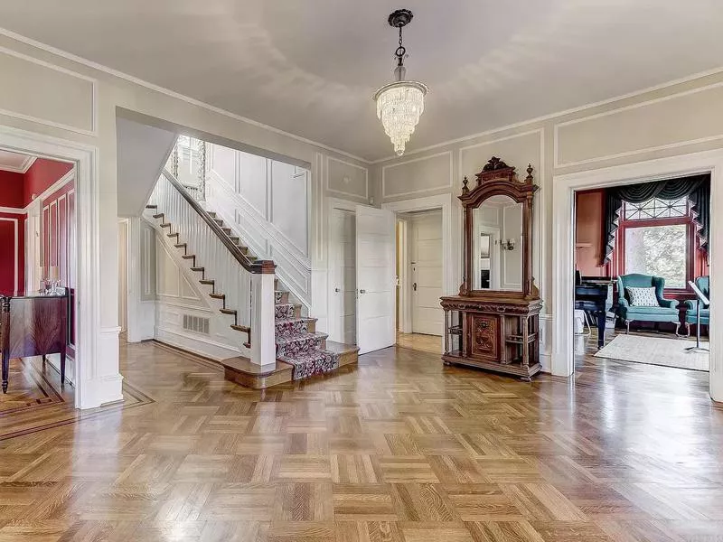 Georgian colonial foyer