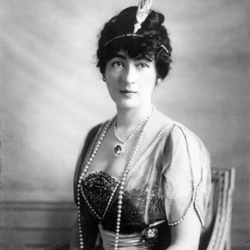 Heiress Evalyn Walsh McLean wearing the Hope Diamond