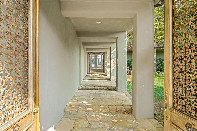 Joe Rogan's House - Outdoor corridor