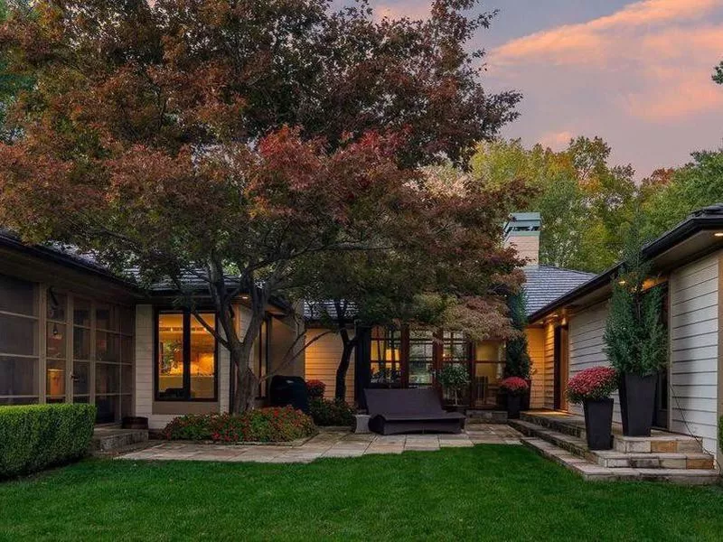 Clapboard mid-century modern-style ranch