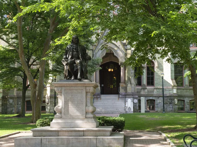 Benjamin Franklin statue in front of College Hall at UPenn