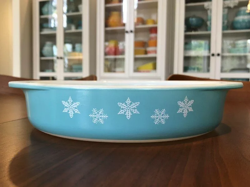 White Snowflake Round Cake Pan