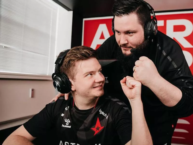 Astralis fist bumps