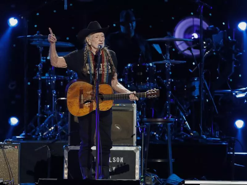 Willie Nelson touring