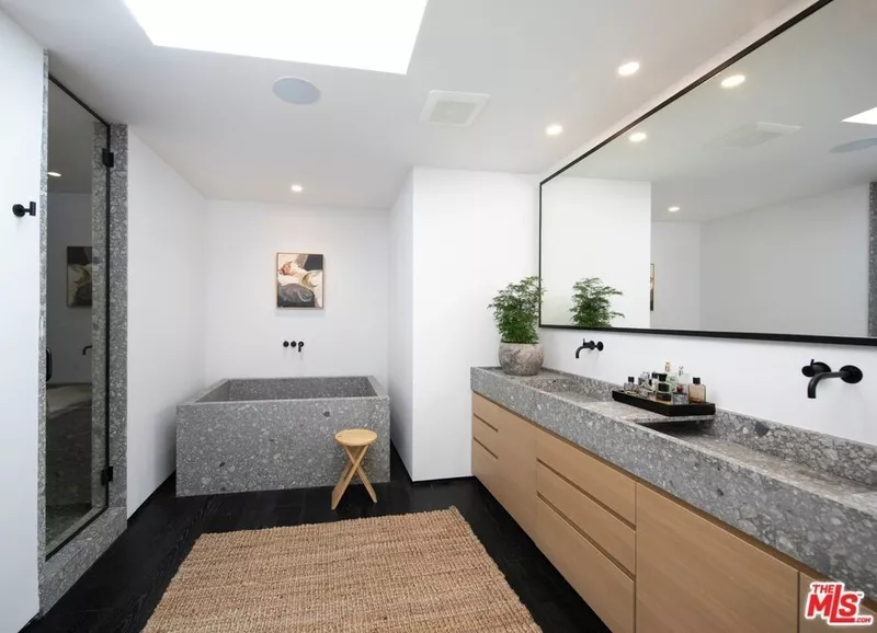 Master Zen-like bathroom