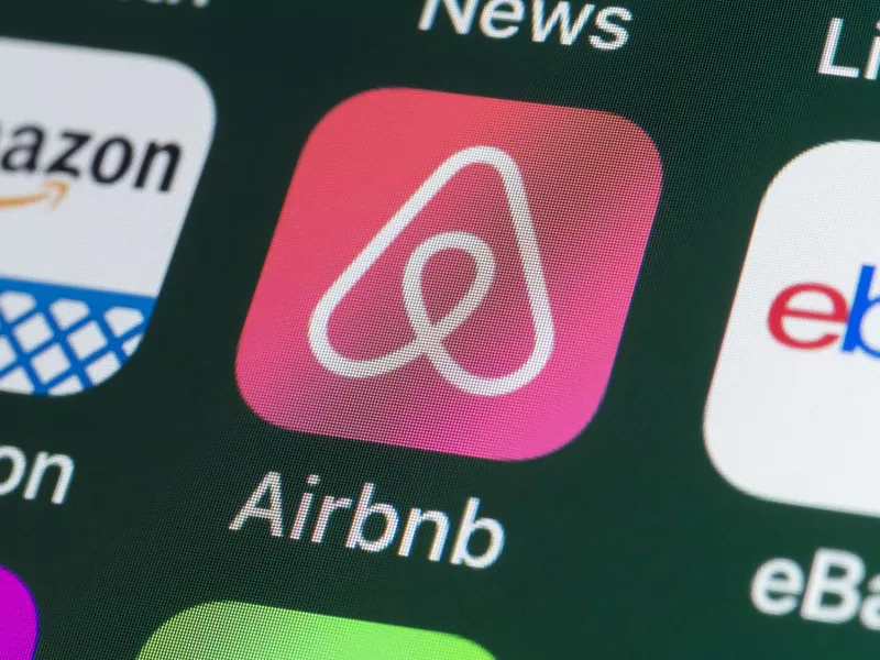 Airbnb, Amazon, ebay, News and other Apps on iPhone screen