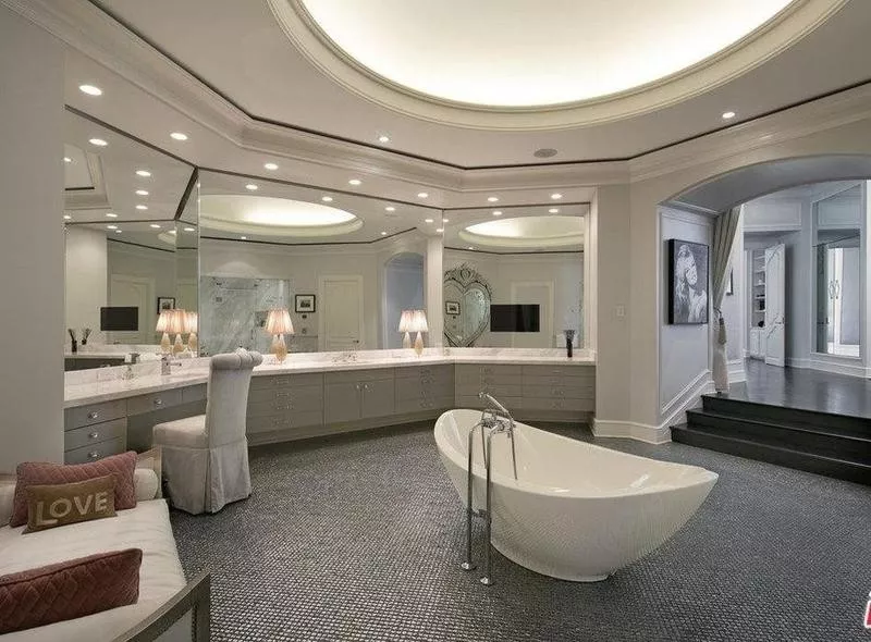 Grand bathroom