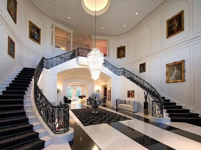 Double staircase like Gone With the Wind