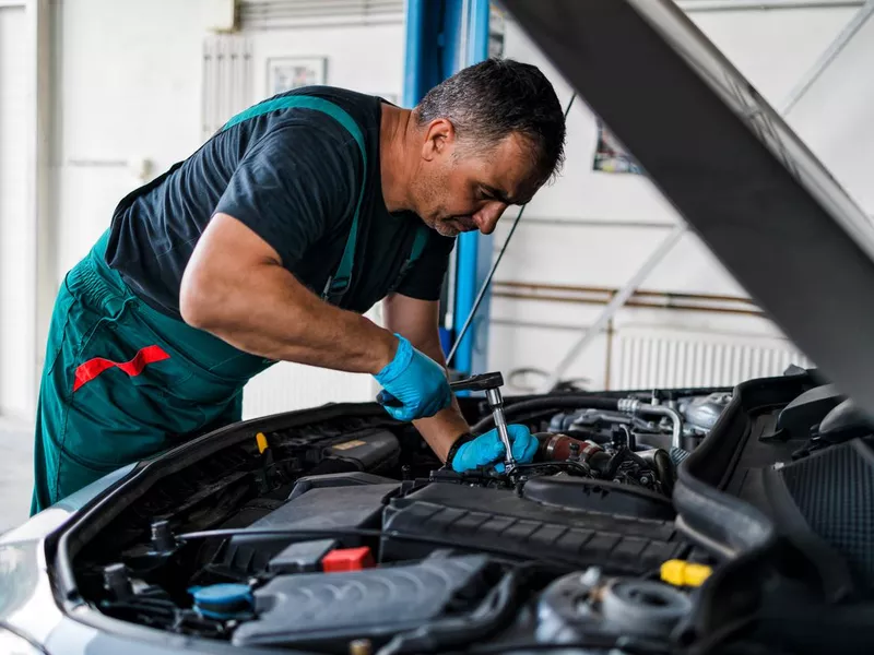 Auto mechanic service and repair