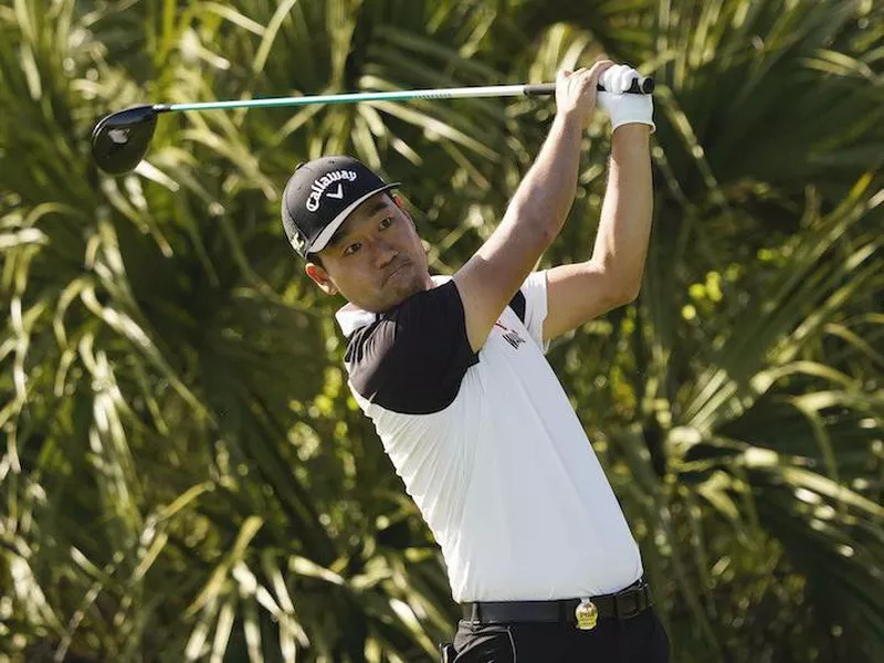 Kevin Na watches tee shot