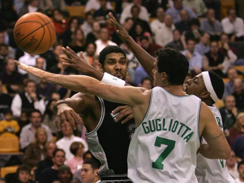 Tom Gugliotta defends Tim Duncan