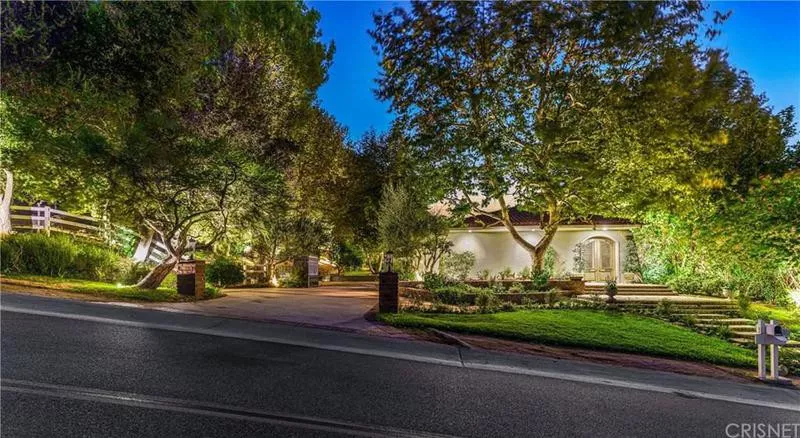 Front of Joe Rogan's house in Bell Canyon