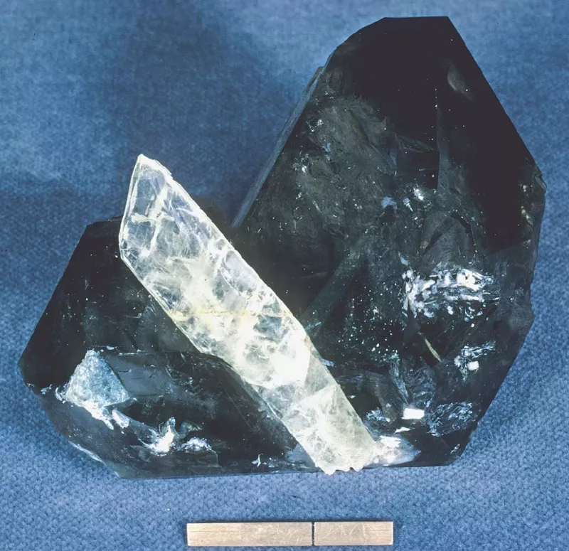 Black amblygonite