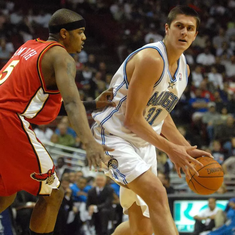 Darko Milicic drives around Atlanta Hawks Josh Smith