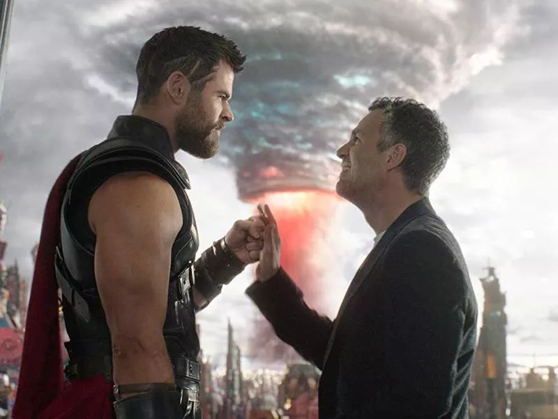 Mark Ruffalo and Chris Hemsworth in Thor: Ragnarok (2017)