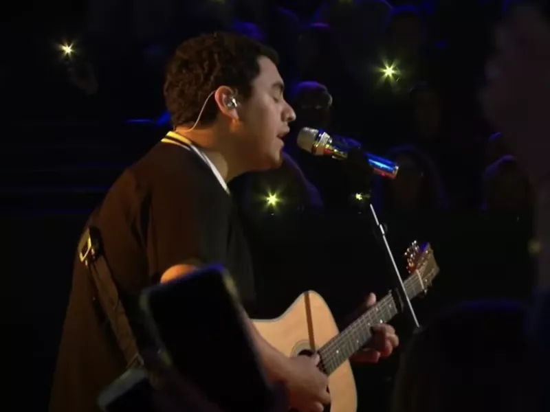 Alejandro Aranda performs in American idol