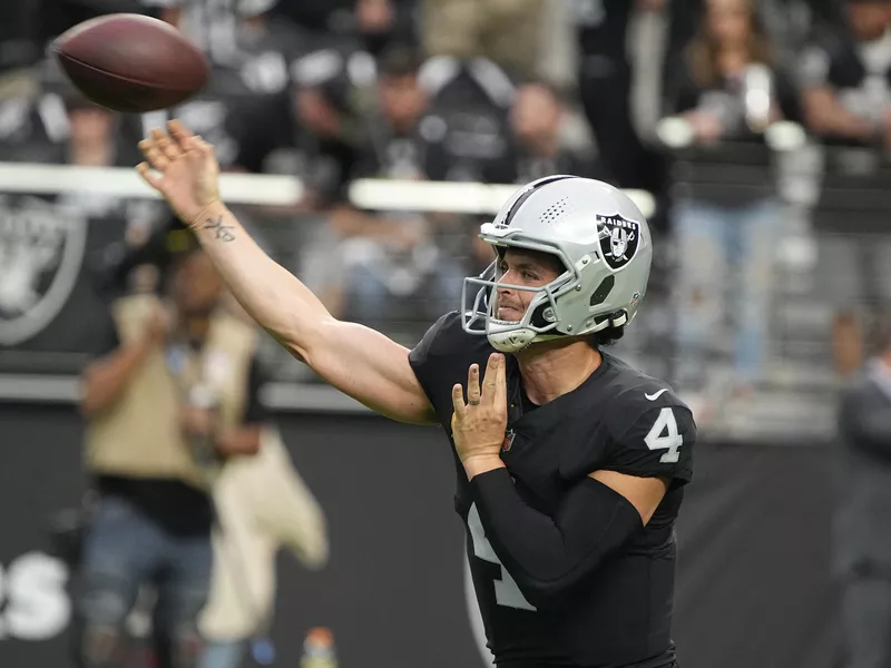 Las Vegas Raiders quarterback Derek Carr warms up