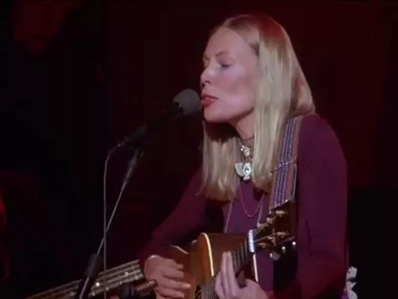 Joni performing at The Last Waltz