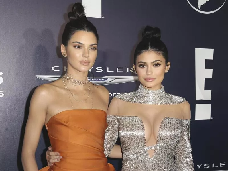 Kendall and Kylie at the 2017 Golden Globes